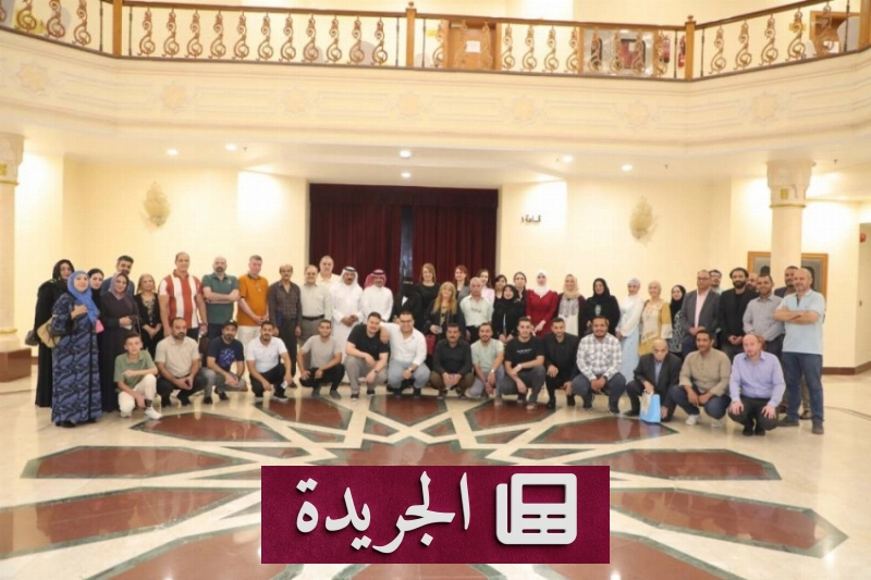 ثلاثة شعراء خلال أمسية شعرية في الشارقة، وهم حسن الصلهبي وهمام صادق عثمان وميشيل العيد، في جو من التأمل والوجدان
