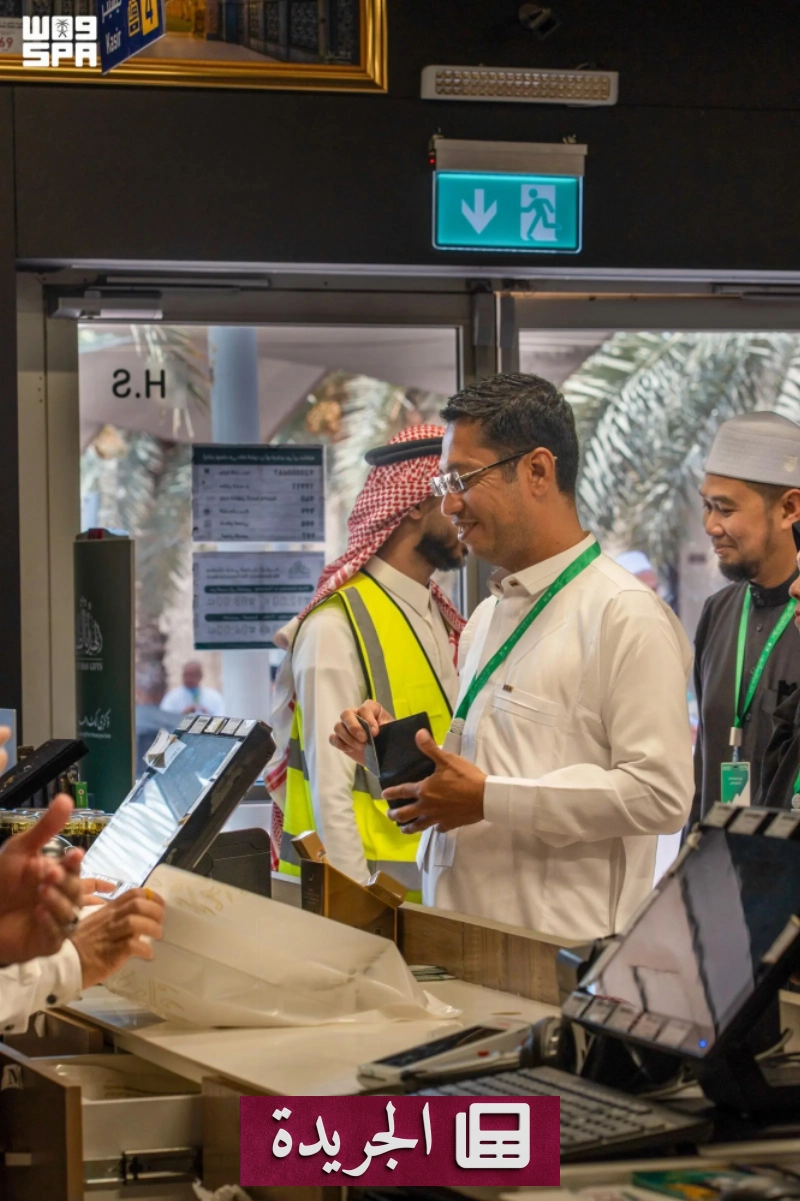 ضيوف برنامج خادم الحرمين الشريفين يتعرفون على صناعة كسوة الكعبة ومعرض الوحي - آخر الأخبار - الجريدة