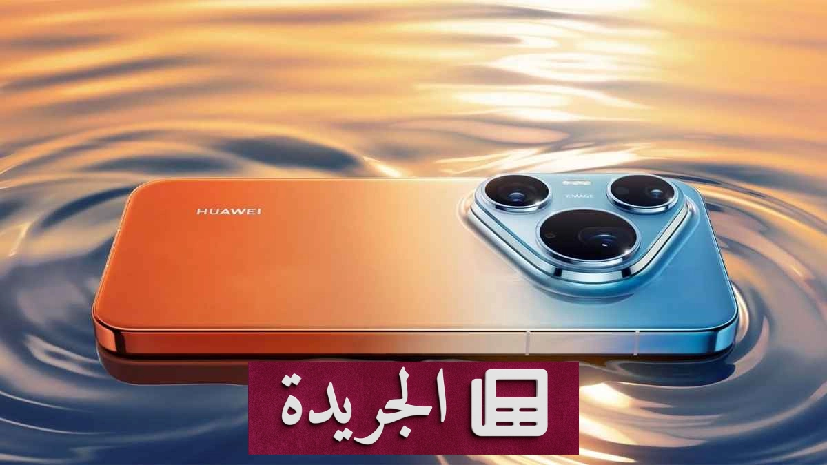 صورة لهاتف هواوي Pura 90 بشاشة منحنية، مع شعار هواوي في الخلفية