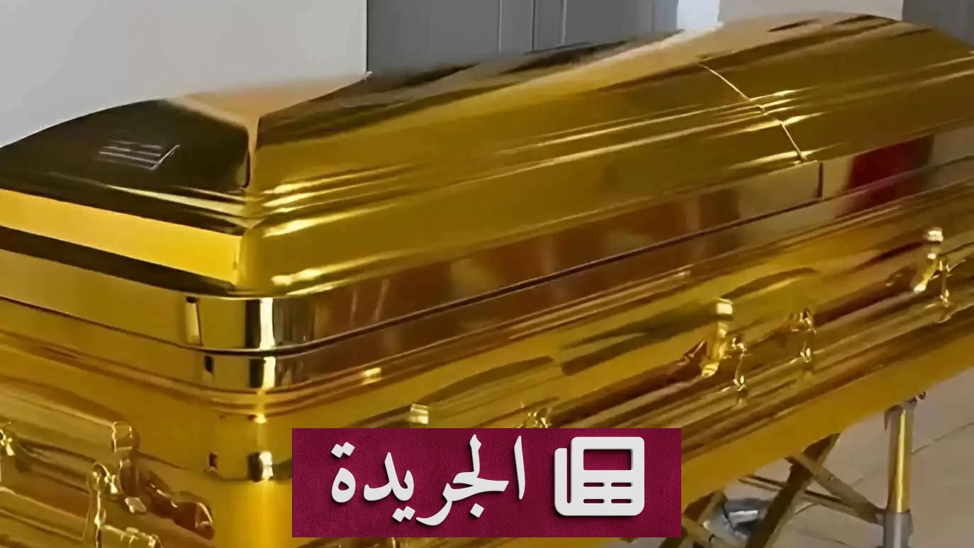 صورة للمؤثر البريطاني النيجيري إيغو أوبيريبو المعروف بلقب «تايني» بعد وفاته، يظهر خلالها تابوته الذهبي في لندن