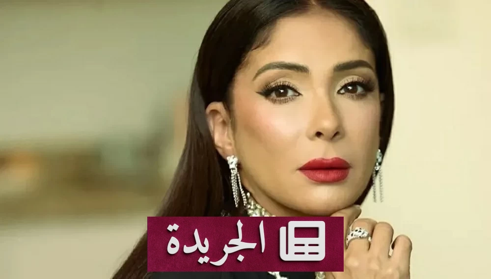 صورة للفنانة منى زكي أثناء حديثها أو ظهورها الإعلامي
