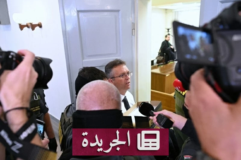 وزير الثقافة المجري السابق بالاش هانكو مكبل اليدين أثناء اقتياده إلى المحكمة في بودابست