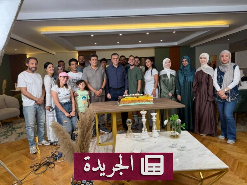 صورة لممثلين في مسلسل «العربية للجميع» أثناء تصوير مشهد تعليمي درامي