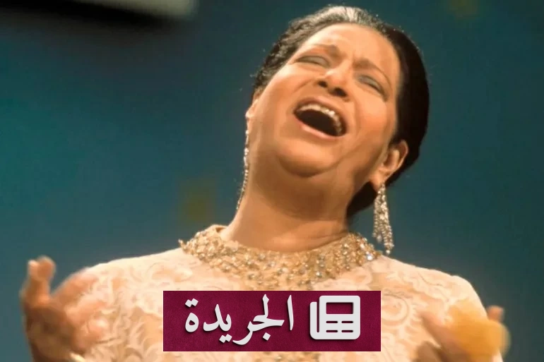 مشهد من عرض مسرحي لعرائس تحاكي أم كلثوم وهي تغني على المسرح في حفل غنائي مبتكر