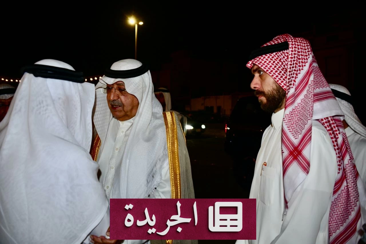 صورة للأمير فيصل بن عبدالله بن محمد وهو يقدم واجب العزاء لآل قطان في وفاة وليد قطان
