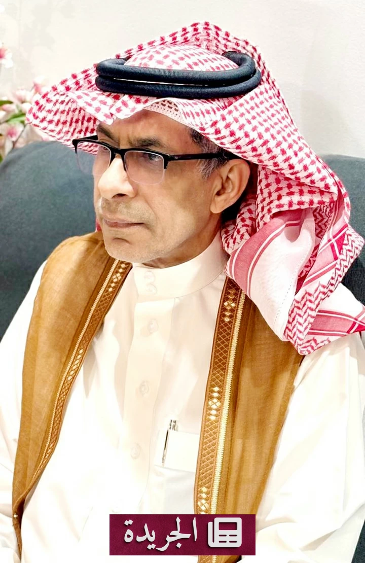 صورة فوتوغرافية لقصائد شفيق العبادي المنشورة في جريدة عكاظ، تظهر فيها كلمات متقاطعة وقصائد شعرية