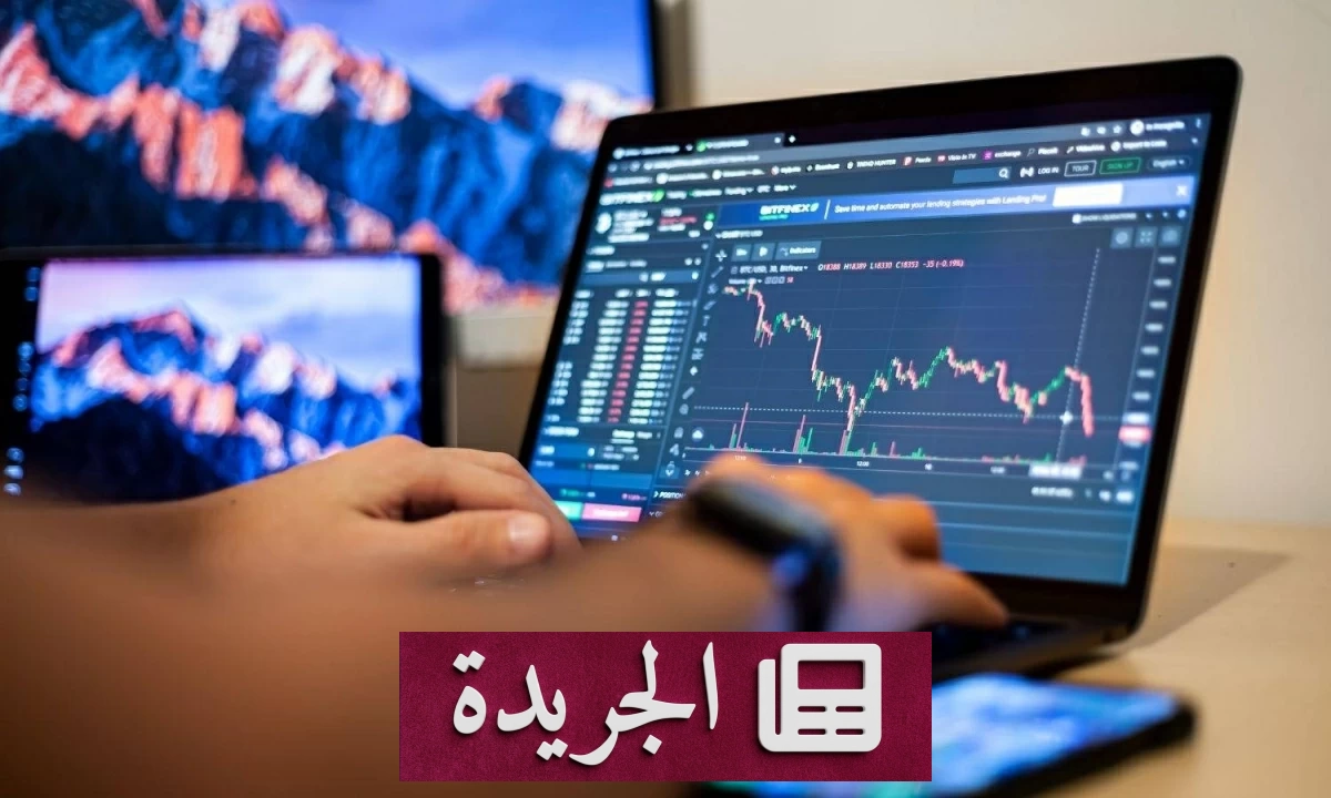 مستثمرون يتابعون شاشات تداول الأسهم في السوق المالية السعودية