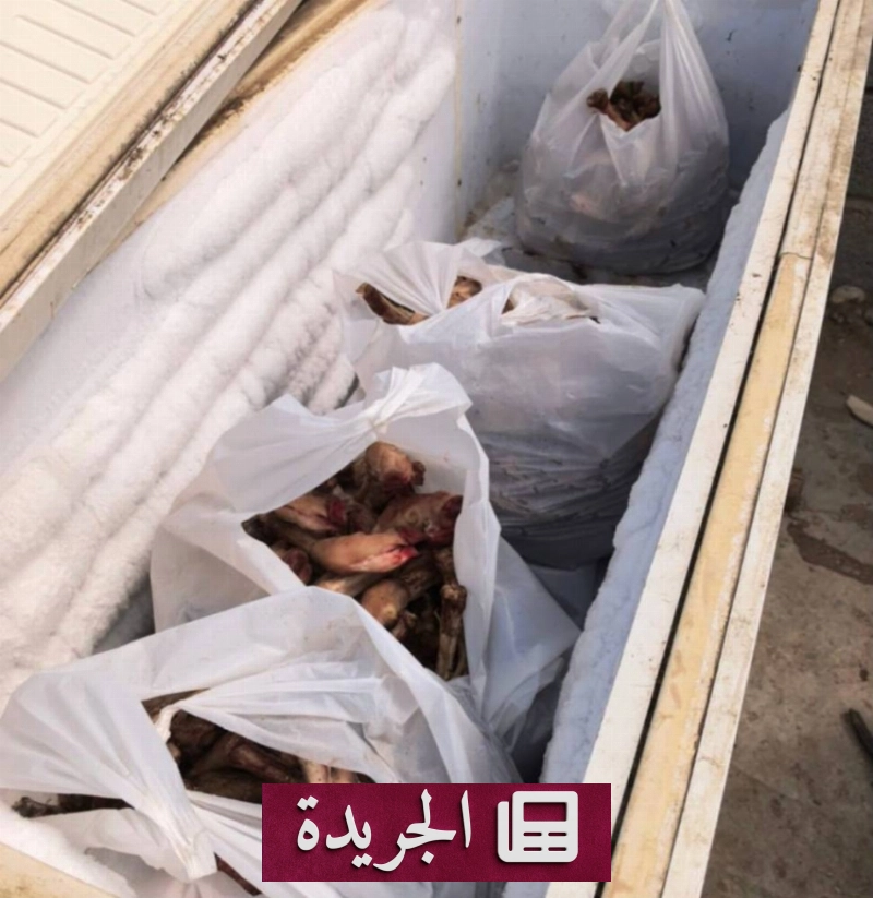 صورة توضح إجراءات بلدية أم السلم بإتلاف مواد غذائية فاسدة بعد اكتشاف نشاط مشبوه لتخزين بقايا ذبائح في ظروف غير صحية