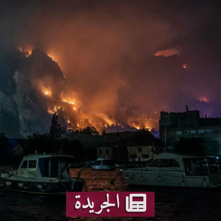 صورة لحريق هائل في محمية هاي فينز ببلجيكا، تظهر النيران والدخان الكثيف فوق الغابات