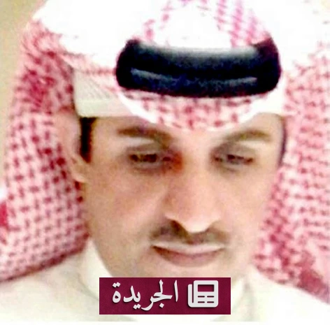 صورة فوتوغرافية لدوستويفسكي جالساً في مكتبه المليء بالكتب والأوراق، وهو يكتب بإصرار وعمق