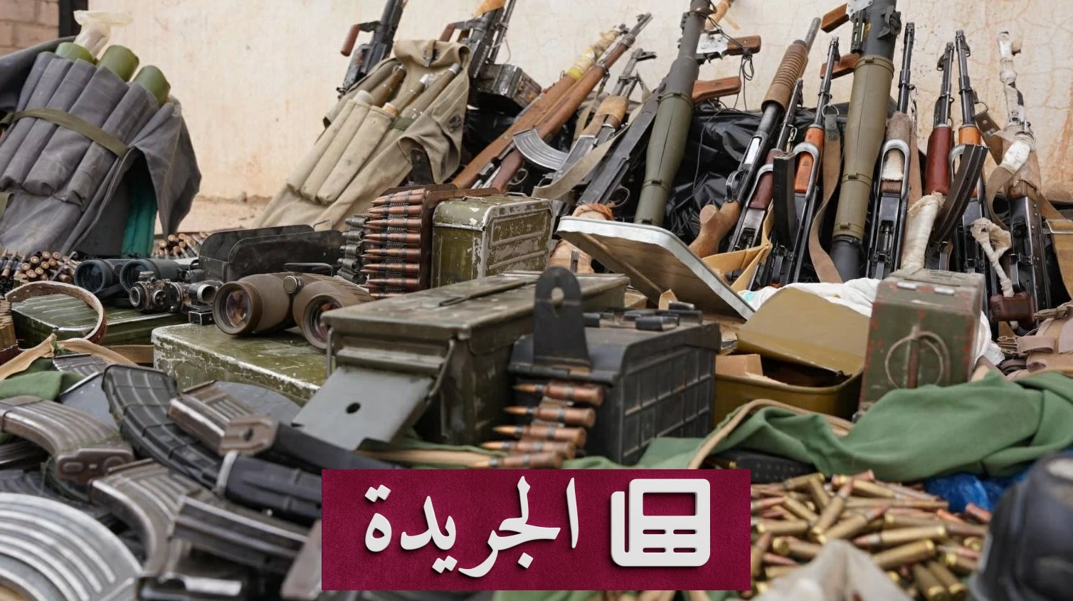 ضباط أمنيون أثناء عملية مداهمة منزل مشتبه به في حضرموت، مع عرض للمضبوطات من أسلحة ومتفجرات ومواد مخدرة