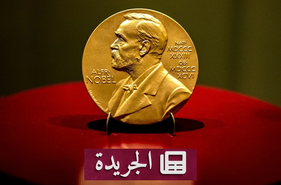 صورة توضح إعلان جائزة نوبل في الأدب مع خلفية تاريخية عن الفضائح والجدل الذي رافق الجائزة على مدار عقود