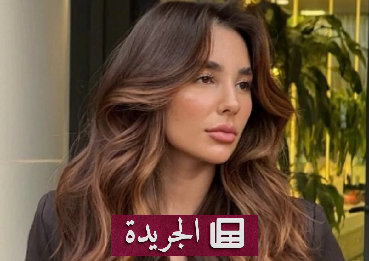 صورة توضح لون الشعر Golden Hour Brunette الذي يجمع بين البني الدافئ والعسل والكراميل ليمنح لمعاناً طبيعياً يشبه أشعة الشمس وقت الغروب