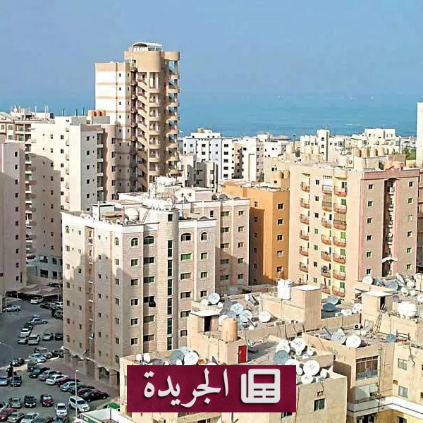 صورة توضح مشهد جريمة قتل بائع بقالة في الكويت بسبب دينارين، مع سيارة المتهم