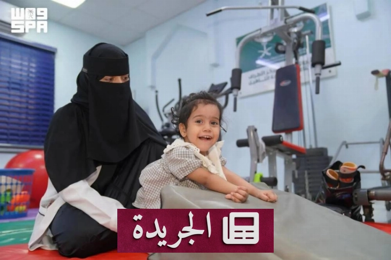 صورة توضح تقديم خدمات طبية متخصصة لليمنيين ضمن مشروع إنساني سعودي