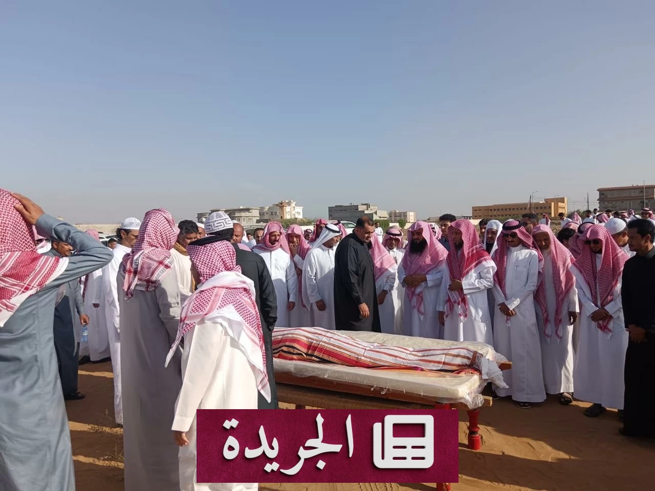 مئات المشيعين يؤدون آخر واجبهم تجاه معلم راحل في الطوال - أخبار أونلاين