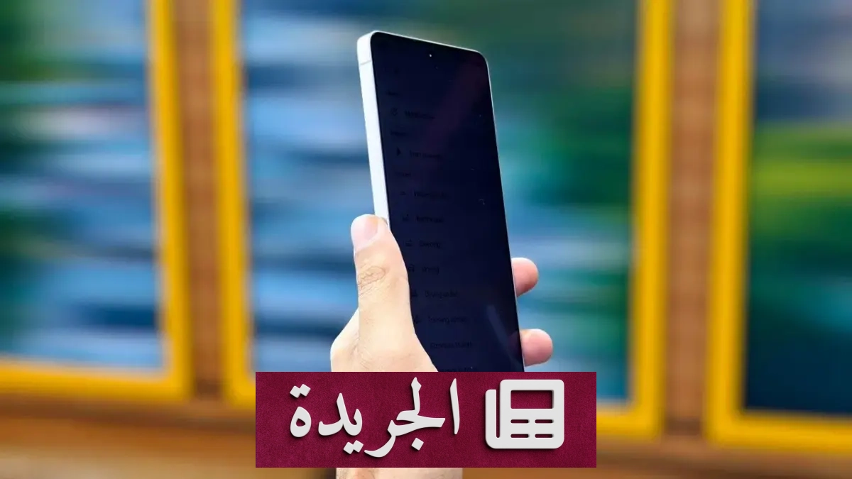 نظرة خاطفة إلى شاشات الغرباء.. سلوك شائع يثير قلق الأوروبيين - أخبار أونلاين