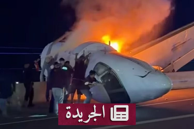 صورة لحطام طائرة خاصة على الطريق السريع في لاريدو بولاية تكساس الأمريكية بعد تحطمها مساء الثلاثاء