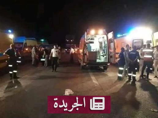 سيارة محطمة بعد حادث مروري مروع على الطريق الصحراوي الشرقي بمحافظة المنيا أودى بحياة أسرة مكونة من طبيب وثلاثة أطفال.
